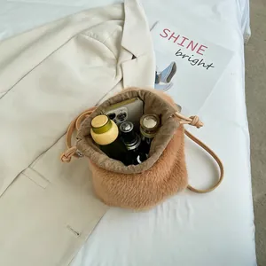 Braune Plüsch-Beuteltasche mit Kordelzug, Lederriemen und Platz für Alltagsgegenstände