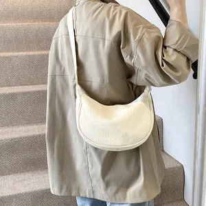 Sac demi-lune chic blanc cassé avec texture grainée et large bandoulière réglable
