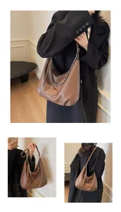 Dettaglio borsa hobo in pelle marrone con motivo litchi e catena decorativa in metallo