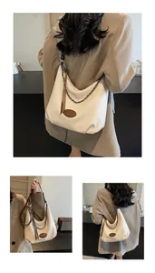 Dettaglio borsa Hobo bianca trama litchi con catena in metallo e inserti in cuoio