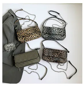Details von vier Schultertaschen mit Leopardenmuster, Hahnentritt und Silberkette