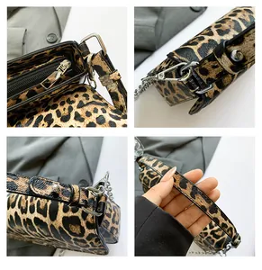 Details der Umhängetasche mit Leopardenmuster, Silberbeschlägen und eleganter Kette