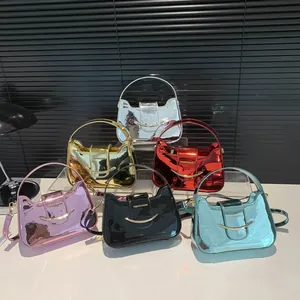 Bolsos bandolera de charol en seis colores con asas metálicas y detalles ondulados