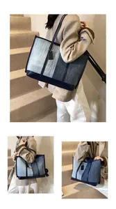 Detailansicht der blauen Patchwork-Tragetasche mit Lederriemen und Seitenteil-Design