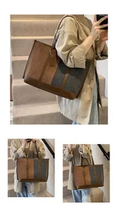 Detailansicht einer großen Patchwork-Einkaufstasche mit Ledergriffen an einem Modell