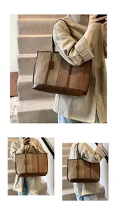 Detailansicht der Patchwork-Einkaufstasche mit Tweed-Textur und braunen Lederakzenten