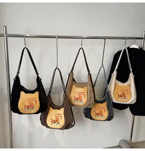Gros plan sur la texture du sac en velours côtelé avec poche dessin animé jaune