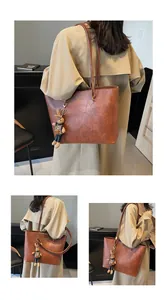 Détails du sac cabas marron vintage avec texture cuir et pendentif lapin mignon