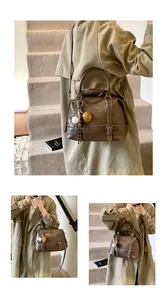 Detail van vintage Boston-tas van oliewasleer met riempjes en een baseball-hanger
