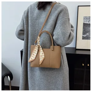 Sac seau en cuir marron avec détail de foulard en soie pied-de-poule sur manteau