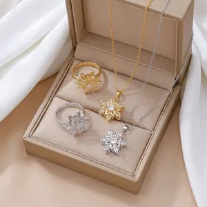 Elegantes rotierendes Schneeflocken-Schmuckset mit Halsketten und Ringen in Gold und Silber