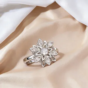 Nahaufnahme des Schneeflockenrings mit feinem Zirkonia-Mikropavé auf Seidenhintergrund