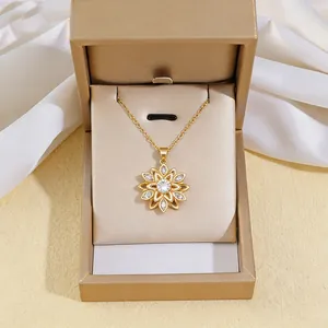 Goldene Sonnenblumen-Halskette mit Zirkonia-Kristallen in einer edlen Schmuckschatulle