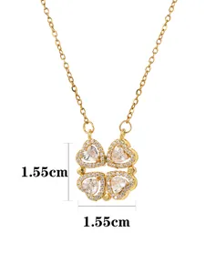 Detalle de colgante de trébol de cuatro hojas dorado con circonitas, mide 1,55 cm