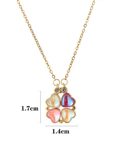 Vista detallada de un collar de trébol dorado con piedras preciosas de colores en corazón