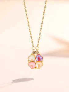 Detalle del collar de trébol de cuatro hojas dorado con corazones de resina de colores