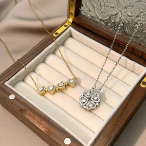 Collar trébol de corazón plegable en oro y plata con circones sobre terciopelo