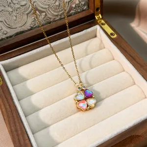 Elegante collar de oro con colgante de trébol de cuatro hojas multicolor en terciopelo