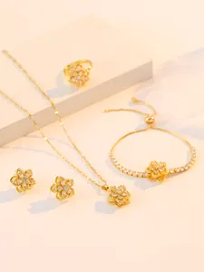 Vue détaillée de l'ensemble bijoux fleur avec cristaux brillants et fermoir ajustable