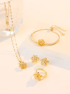Ensemble de bijoux raffinés comprenant collier et bracelet avec fleurs en zircone dorée