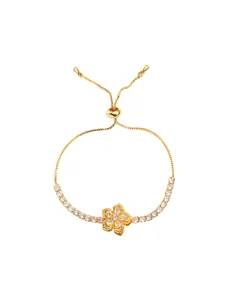Détail d'un bracelet doré ajustable avec un pendentif fleur rotatif en oxyde de zirconium