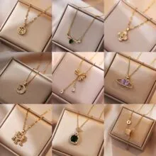 Colección de nueve collares dorados con colgantes de esmeralda y Saturno en cuadrícula 3x3