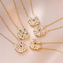 Detalle del collar de trébol dorado con circones de colores sobre seda rosa