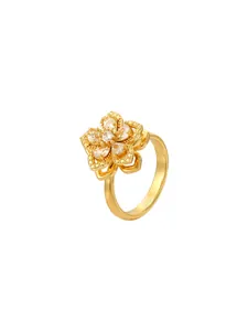 Vue détaillée du pendentif fleur en zircon rotatif avec une finition dorée brillante