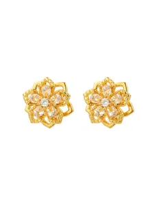 Vue détaillée de boucles d'oreilles fleur dorées avec zircons et bords perlés fins