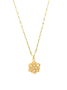 Détail du collier fleur doré avec pétales rotatifs en zircon et chaîne fine ondulée