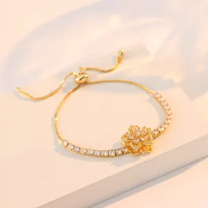 Bracelet fleur dorée élégant avec zircons et fermoir à chaînette réglable pratique
