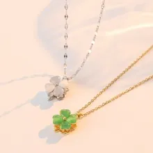 Detalle de collares de trébol en oro con piedra verde y plata con nácar blanco elegante