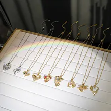 Detalle de collares con colgantes de corazón de cristal en acabados oro y plata