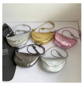 Gedetailleerde weergave van halve maan crossbodytassen met metallic gekreukte textuur in vijf kleuren