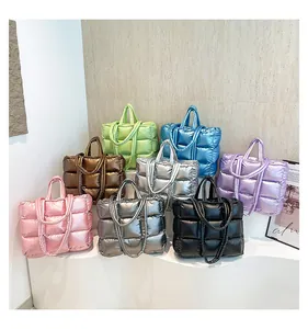 Collezione dettagliata di borse tote trapuntate colorate in tessuto metallizzato lucido