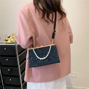 Chique zwarte pailletten schoudertas met parelketting en verstelbare riem voor dames