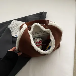 Sac fourre-tout en daim marron avec bordure polaire blanche offrant un espace de rangement