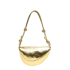 Gouden halve maan tas met metallic rimpeltextuur en schouderband met knopen