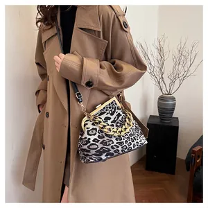 Dettaglio della borsa leopardata retrò con manico a catena dorata e chiusura a scatto