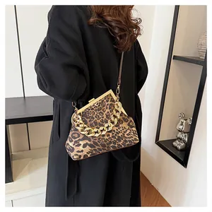 Dettaglio della borsa leopardata con catena dorata e chiusura a scatto in metallo