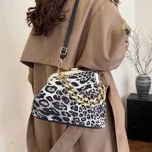 Borsa a conchiglia retrò con stampa leopardata bianca e nera e manico a catena dorata