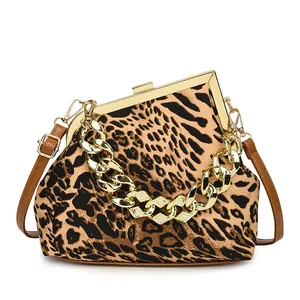 Borsa a mano retrò leopardata con cornice in metallo dorato e tracolla a catena