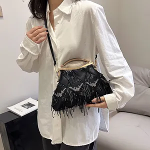 Sac de soirée noir chic avec franges, perles argentées et poignée en métal