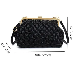Λεπτομερής προβολή διαστάσεων 25x17x8cm μαύρης καπιτονέ τσάντας από δέρμα PU