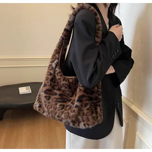 Dettaglio della borsa tote in ecopelliccia leopardata con texture morbida e calda