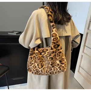Dettaglio borsa shopper leopardata in ecopelliccia abbinata a un trench color kaki