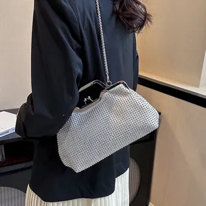 Silberne Strass-Handtasche mit Kettenriemen und Vintage-Klippverschluss für den Abend