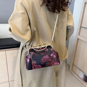 Sac coquille chinois vintage avec jacquard floral, chaîne perle et pompon papillon