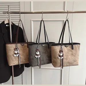 Detailansicht von drei großen Retro-Shopper-Taschen aus PU mit Hundeanhänger und Fransen