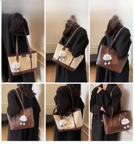 Vues détaillées du sac cabas bicolore avec pendentif nuage pelucheux et grand volume